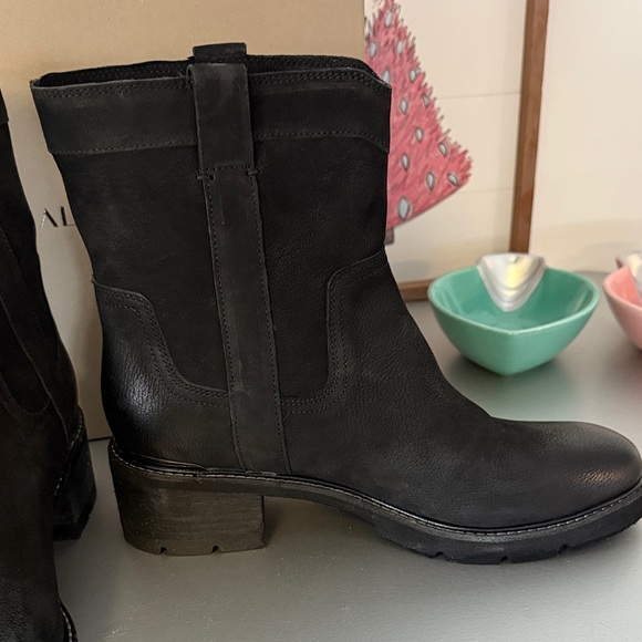 New Donald J. Pliner Black Heeled Boots Size 9 - Picture 3 of 9